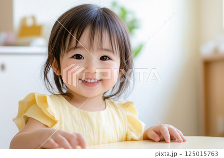 笑顔の女の子（AI生成画像） 125015763