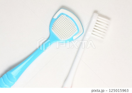 歯ブラシと舌ブラシ 125015963