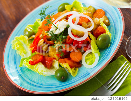 Appetizing salad with baked vegetables 125016163
