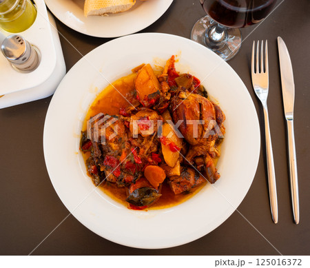 Chicken and potatoes served with vegetables 125016372