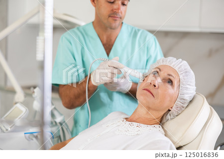doctor uses RF lifting equipment 125016836
