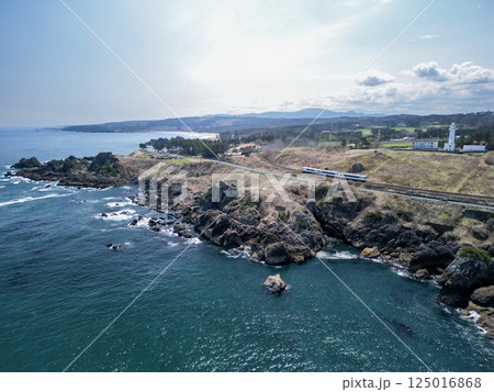 「青森県」八戸市の美しい種差海岸沿いを空撮 125016868