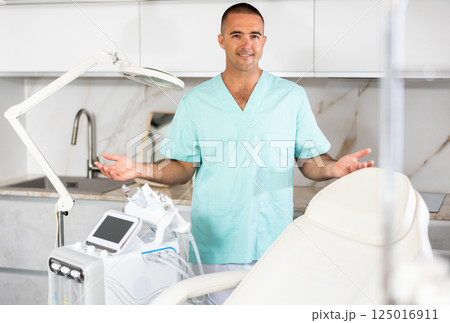 physician standing 125016911