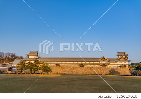 (石川県)金沢城 三の丸広場・五十間長屋 早朝 (石川県)金沢城 三の丸広場・五十間長屋 早朝 125017019