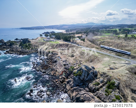 「青森県」八戸市の美しい種差海岸沿いを空撮 125017078