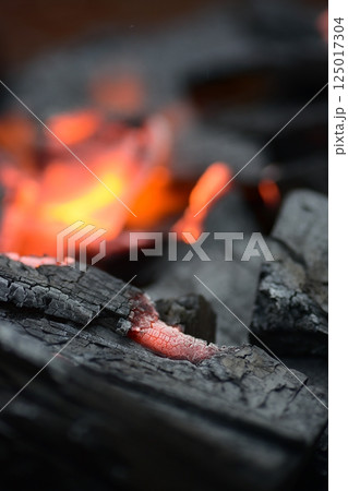 木炭、火起こし、炎 木炭、火起こし、炎 125017304