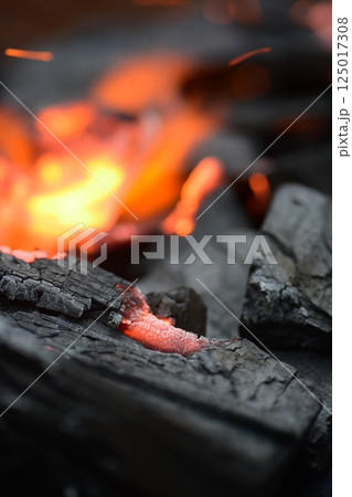 木炭、火起こし、炎 125017308