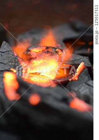 木炭、火起こし、炎 木炭、火起こし、炎 125017311