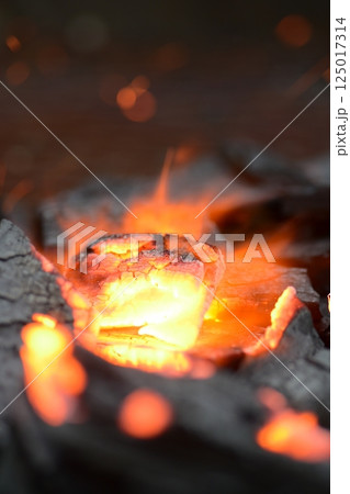 木炭、火起こし、炎 125017314