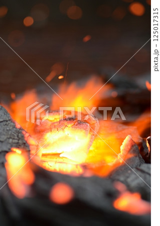 木炭、火起こし、炎 木炭、火起こし、炎 125017315