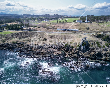 「青森県」八戸市の美しい種差海岸沿いを空撮 125017701