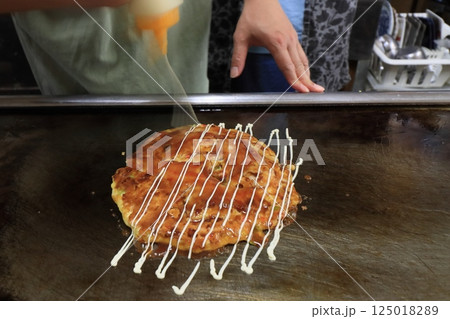 大阪のお好み焼き　焼き上げられるお好み焼き 125018289