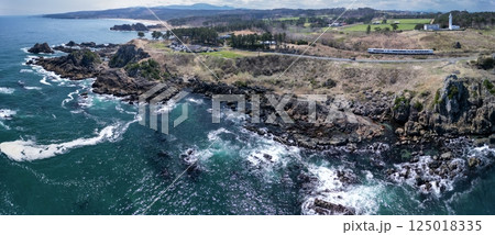 「青森県」八戸市の美しい種差海岸沿いを空撮 125018335