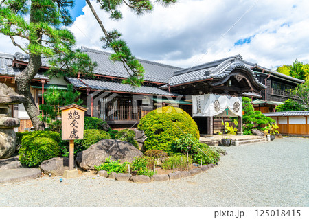 【東京都】夏の緑が綺麗な豪徳寺の境内 125018415