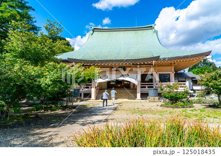 【東京都】爽やかな夏の青空が広がる豪徳寺の法堂 125018435