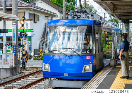 【東京都】世田谷線の宮の坂駅を走る路面電車 【東京都】世田谷線の宮の坂駅を走る路面電車 125018478