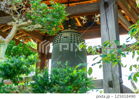 【東京都】夏の緑が綺麗な豪徳寺の梵鐘 125018490
