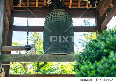 【東京都】夏の緑が綺麗な豪徳寺の梵鐘 125018492