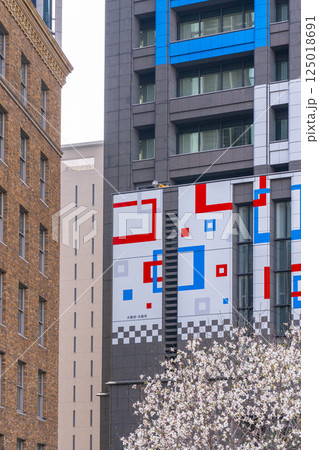 満開の桜とダイビル本館と関電ビルディング 125018691