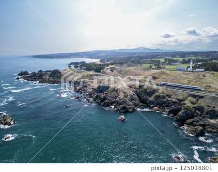 「青森県」八戸市の美しい種差海岸沿いを空撮 125018801