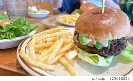 美味しいハンバーガーとフライドポテト 美味しいハンバーガーとフライドポテト 125018820