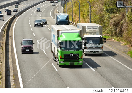 交通物流イメージ　東名高速 125018898
