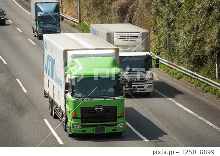 交通物流イメージ　東名高速 125018899