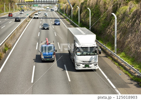 交通物流イメージ　東名高速 125018903