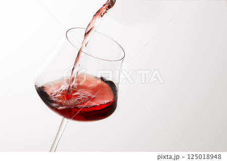 赤ワインをグラスに注ぐ 赤ワインをグラスに注ぐ 125018948