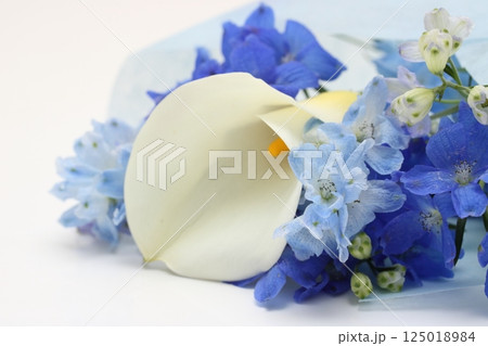 カラーとデルフィニウムのブーケ 125018984