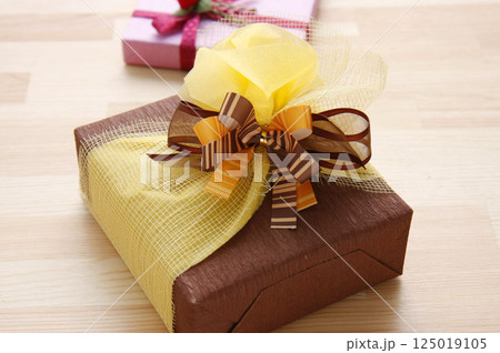 ラッピングされたプレゼントボックス 125019105