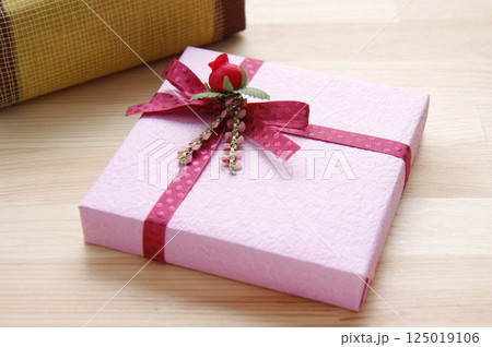 ラッピングされたプレゼントボックス 125019106
