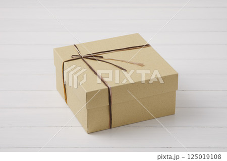 ラッピングされたプレゼントボックス 125019108