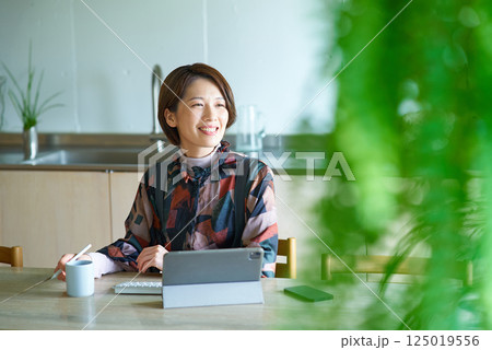 リビングルームで仕事をする女性 リビングルームで仕事をする女性 125019556