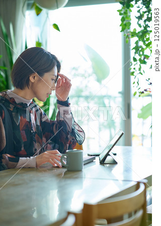 リビングルームで仕事をする女性 リビングルームで仕事をする女性 125019563