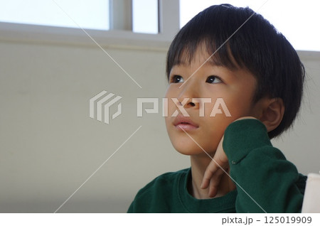 考える男の子 125019909