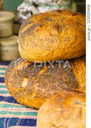 Pieces loaf of bread with poppy seeds 125020906
