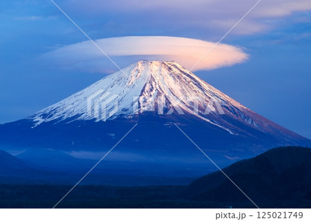 夕陽を浴びた富士山と笠雲　山梨県本栖湖にて　　　 125021749