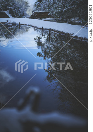 湖面に写る雪景色 125021901
