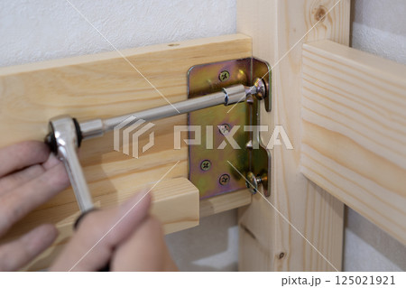 家具を組み立てる人物の手元 125021921