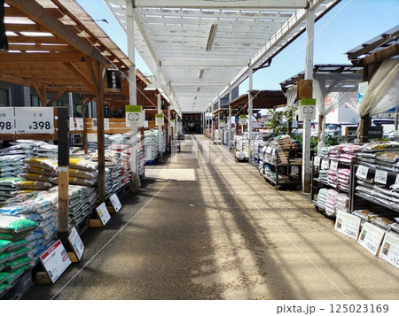 ホームセンター園芸コーナー 125023169