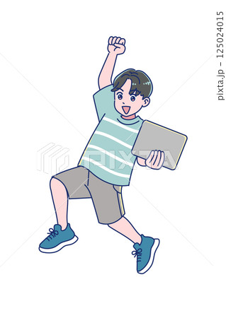 笑顔で元気にジャンプする小学生の男の子 125024015