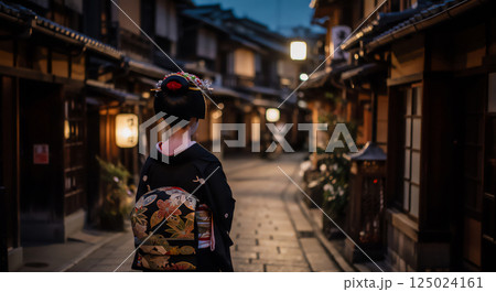 古い街並みを歩く芸者 125024161