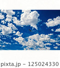 青空の上空に浮かぶ雲　 125024330