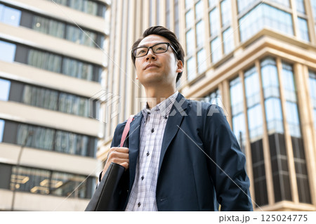 都会に立つビジネスマン 都会に立つビジネスマン 125024775