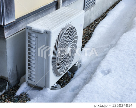 エアコン室外機　冬　雪　低温 125024814