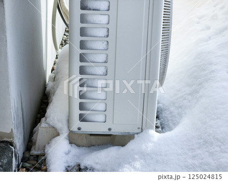 エアコン室外機 冬 雪 低温 エアコン室外機 冬 雪 低温 125024815