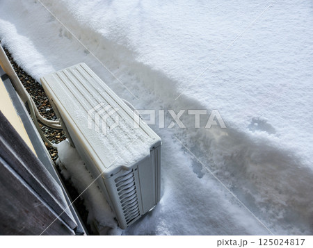 エアコン室外機　冬　雪　低温 125024817