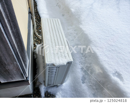 エアコン室外機　冬　雪　低温 125024818