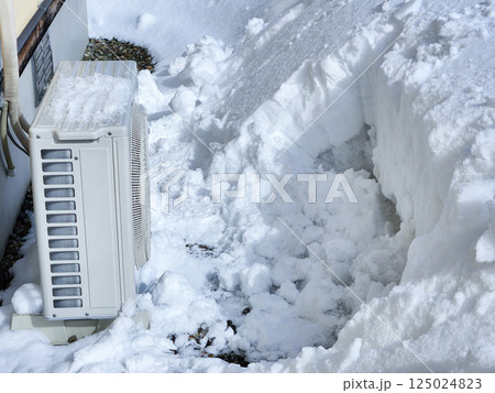 エアコン室外機　冬　雪　低温 125024823